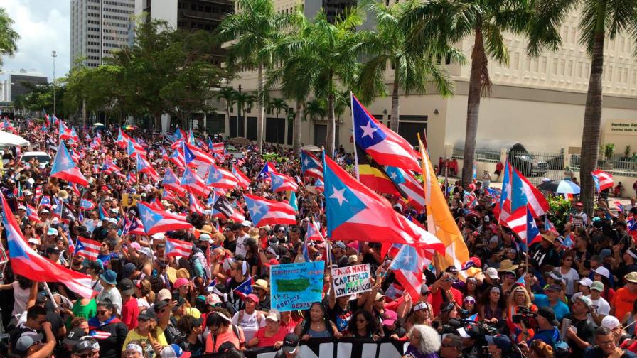 Puertorriqueños celebran con marcha la renuncia del gobernador Ricardo Rosselló