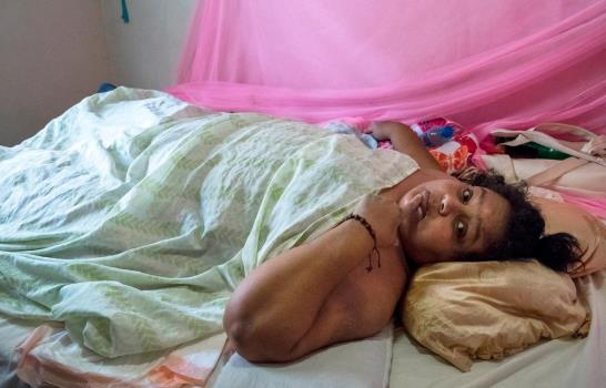 Mujer postrada en cama en Los Alcarrizos clama por ayuda