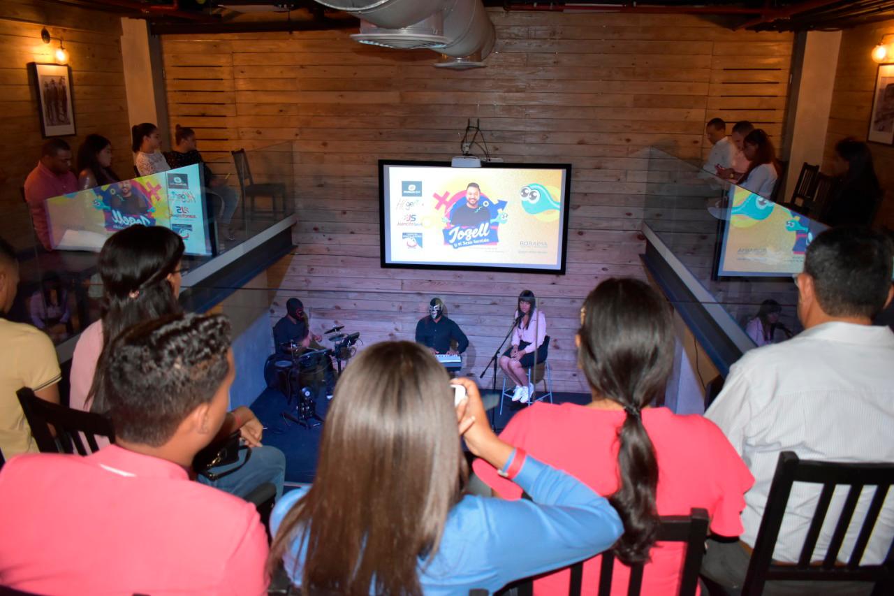 Josell ha acumulado experiencia en la televisión, el cine y el teatro