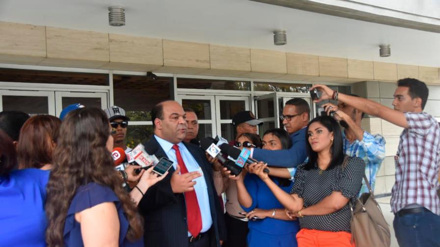 Víctimas de fiscal y agentes de la DNCD acuden a la Procuraduría a dar su versión Víctimas de fiscal y agentes de la DNCD acuden a la Procuraduría a dar su versión