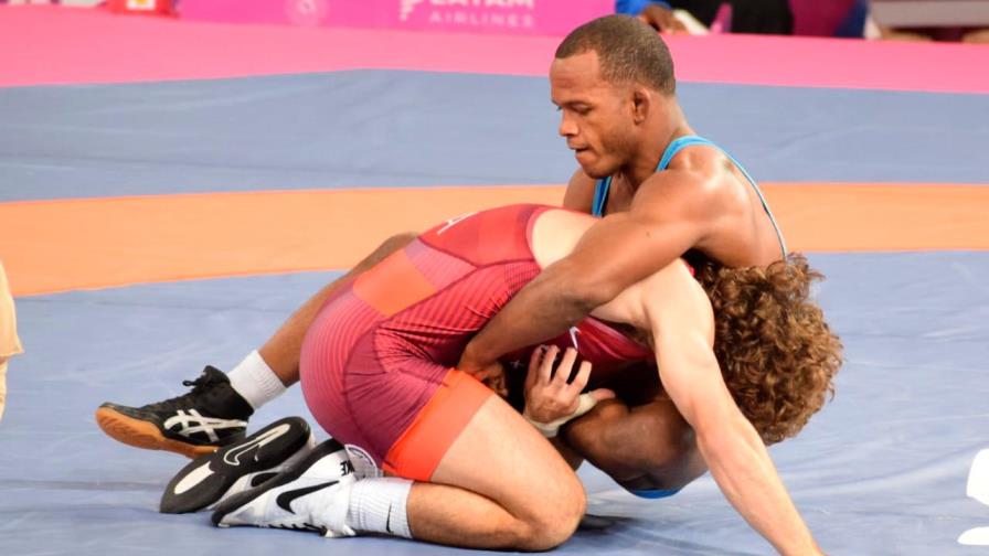 Juan Rubelín Ramírez se quedó con la presea de plata en lucha libre Juan Rubelín Ramírez se quedó con la presea de plata en lucha libre