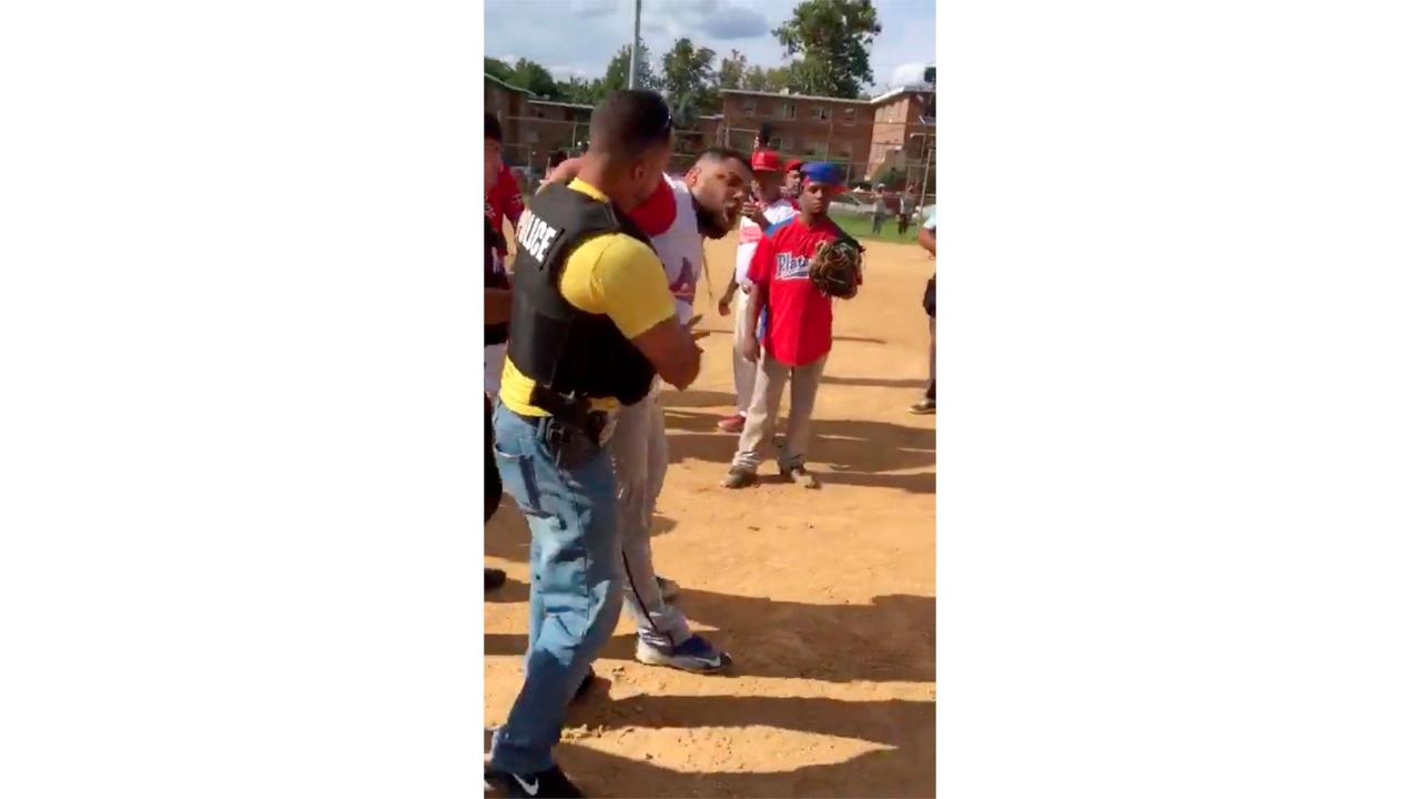 Oficiales durante el arresto.