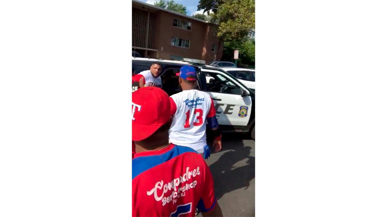 Los agentes insistieron en sacar a los jugadores a la fuerza.