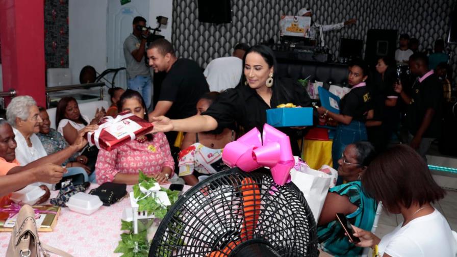 Precandidata a diputada dice gestionará acueducto múltiple para Sánchez Ramírez