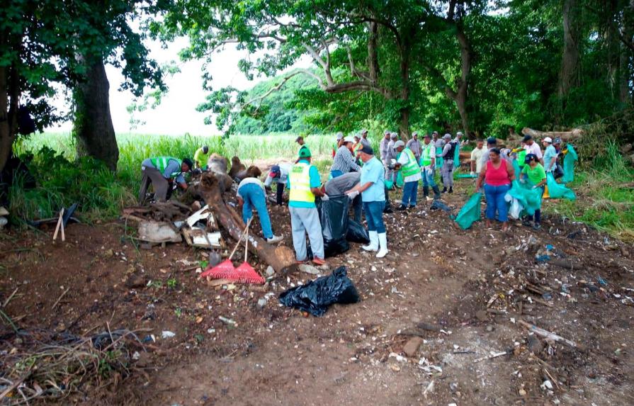 Medio Ambiente encabeza recogida de desechos plásticos en río Duey, Higüey