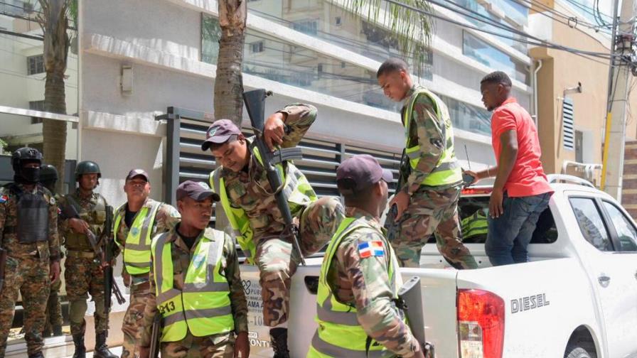 Agentes se retiran de torre Naco Blue Tower donde se ejecutó allanamiento Agentes se retiran de torre Naco Blue Tower donde se ejecutó allanamiento