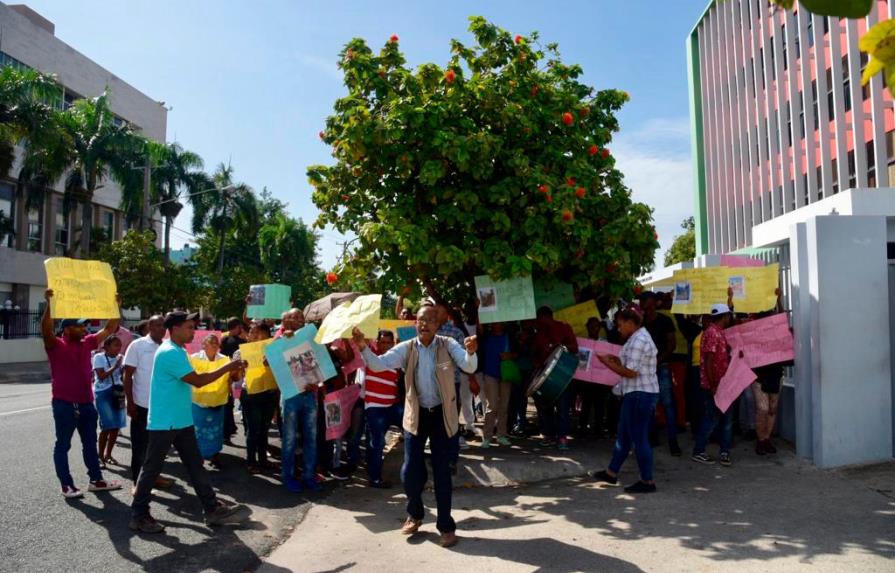 Invasores de terrenos en Hato Nuevo exigen ser reubicados