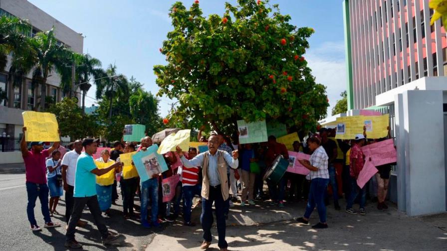 Invasores de terrenos en Hato Nuevo exigen ser reubicados