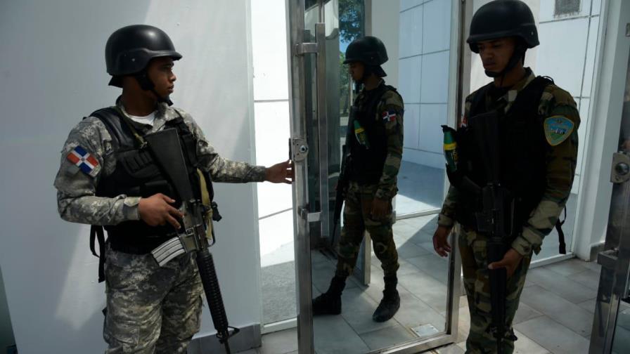 Agentes DNCD chocan carro con médicos a bordo pensando que eran vinculados a César el Abusador