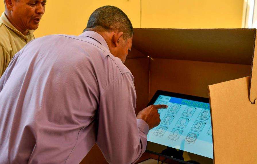 La Junta Central Electoral realiza simulacro de voto electrónico en Santiago  