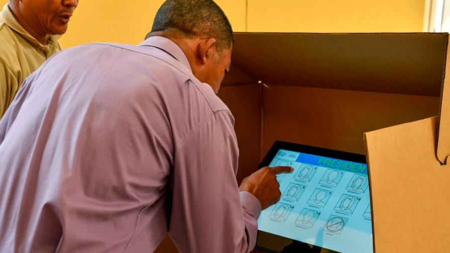 La Junta Central Electoral realiza simulacro de voto electrónico en Santiago  