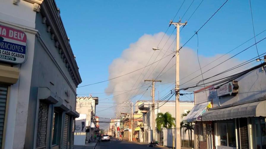 Fuego quema el vertedero de Moca
