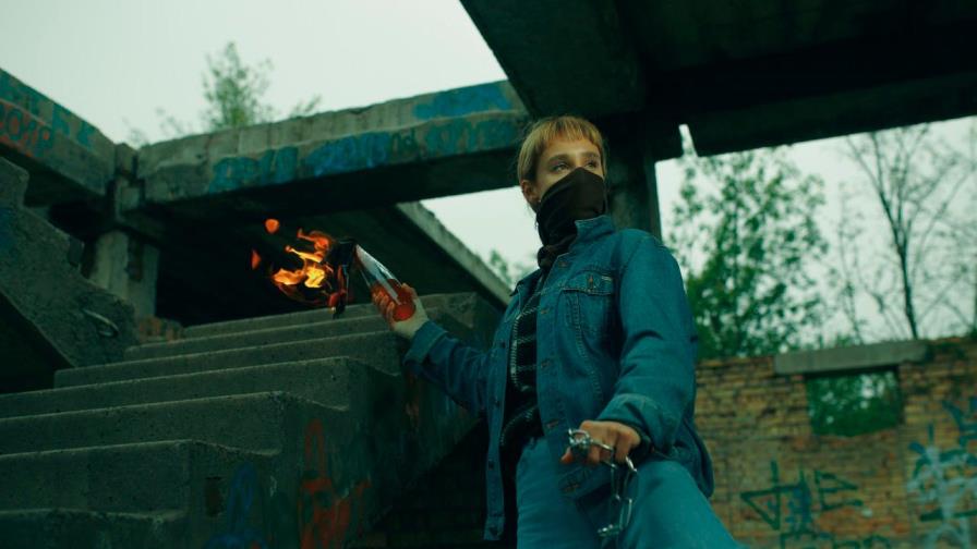 Mujer arroja bomba molotov a oficina inmigración