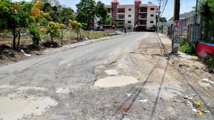 Calles deterioradas por trabajos inconclusos de la CAASD