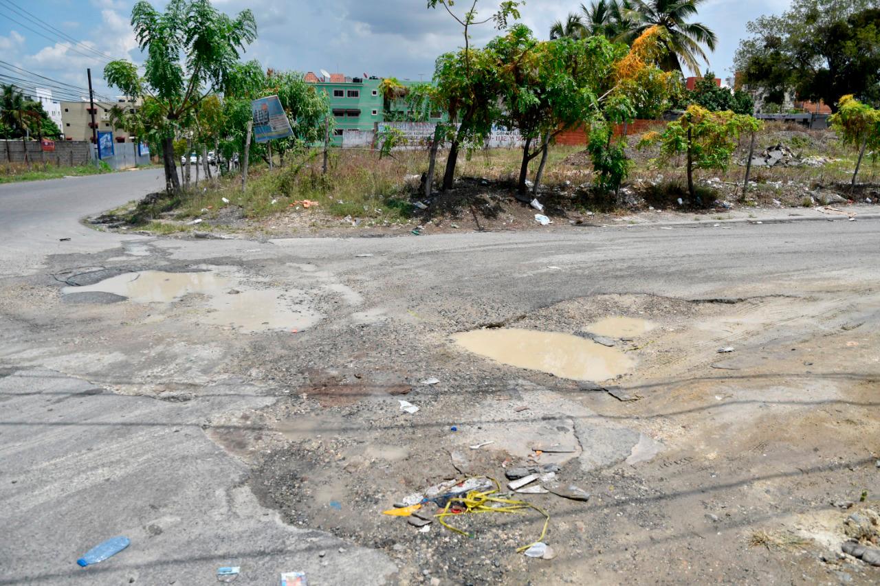 Los hoyos dañan las gomas de los autos que transitan por esta vía