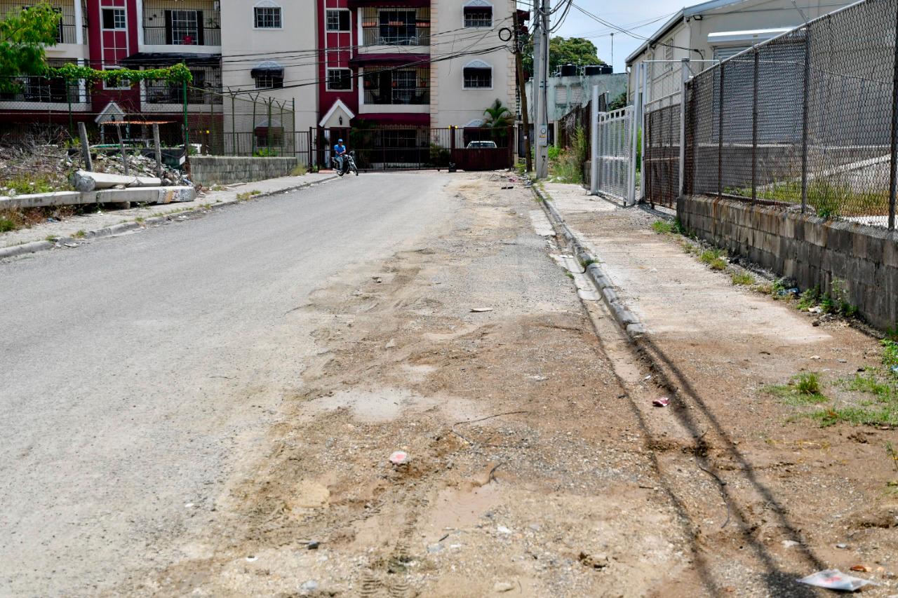 La CAASD instaló una tubería dejando la obra sin concluir.