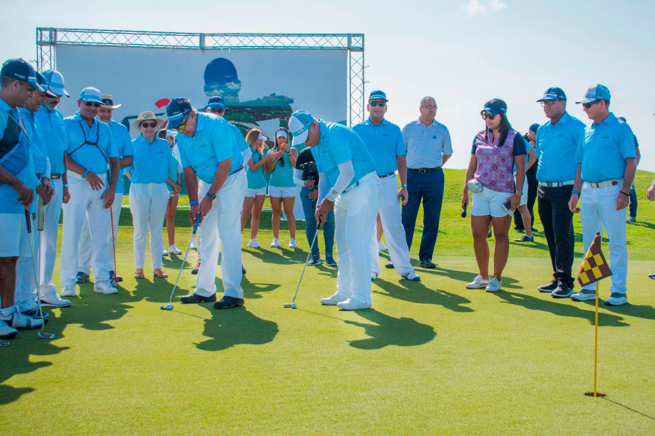 Directivos de Copardom durante el saque de honor dando inicio al torneo.