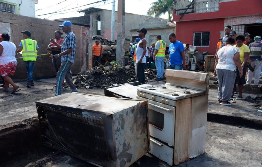 Gobierno auxilia familias afectadas por incendio en sector Loma del Chivo