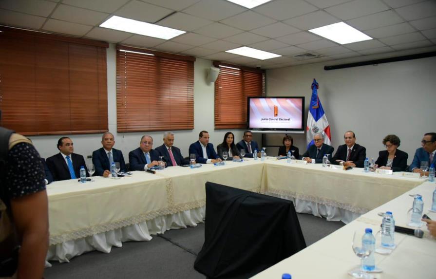 Pleno de la Junta Central Electoral se reúne con precandidatos presidenciales
