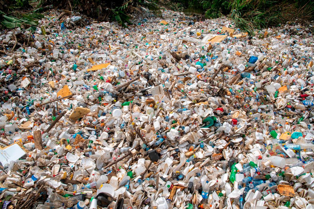 Basura arrojada al río Lebrón.