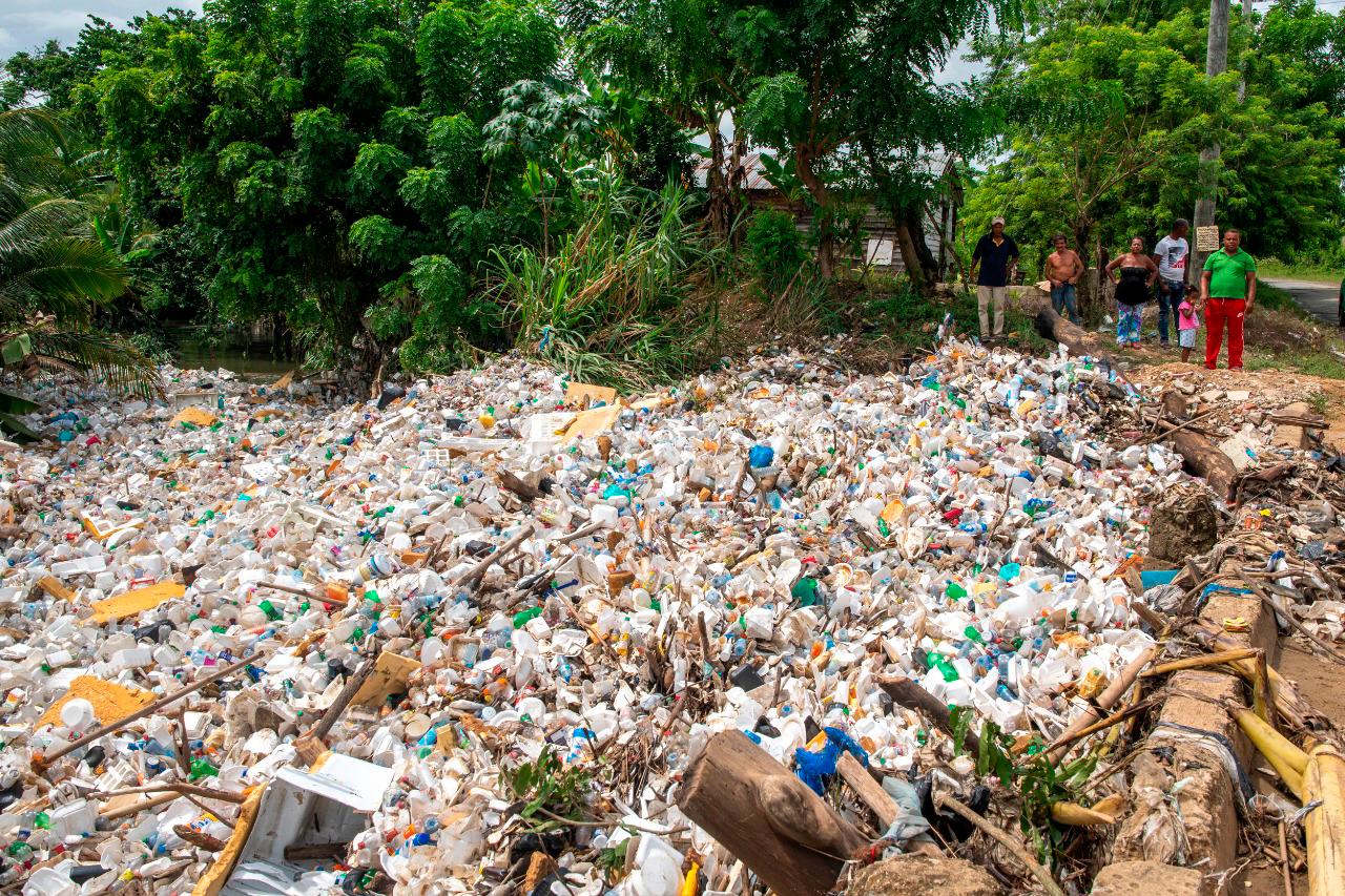 EL río Lebrón es el principal foco de contaminación del barrio de Mano de Dios.