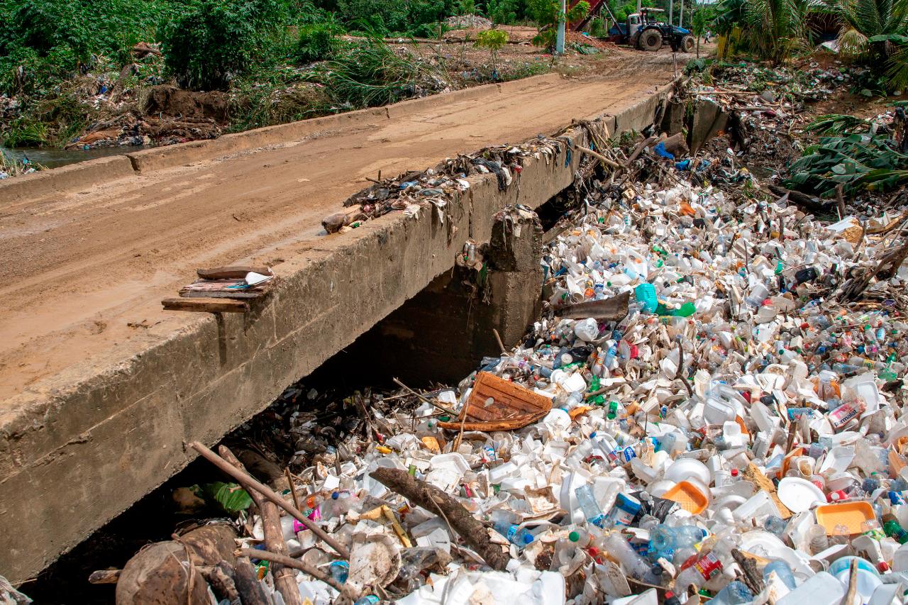 Puente del barrio Mano de Dios obstruido por la bassura.