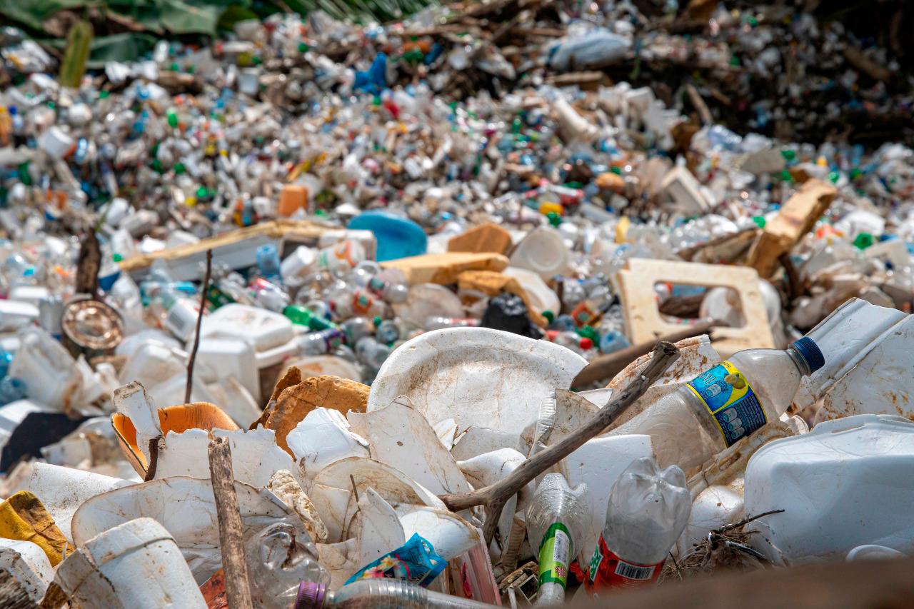 Plásticos acumulados en el río Lebrón.