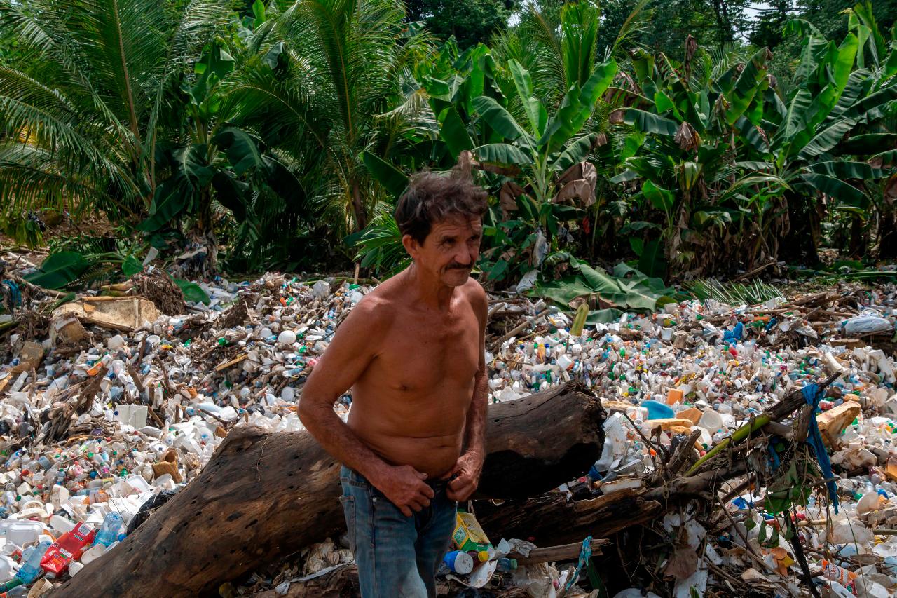 Los desechos sólidos incluyen restos de electrodomésticos y plásticos.