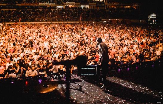 Juan Luis Guerra agota exitosas presentaciones en Panamá y Bogotá con su gira “Literal Tour Grandes Éxitos”