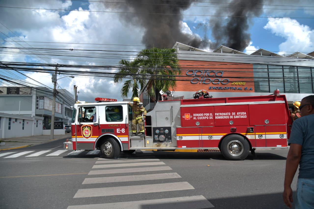 Cuerpo de bomberos se presenta al lugar.