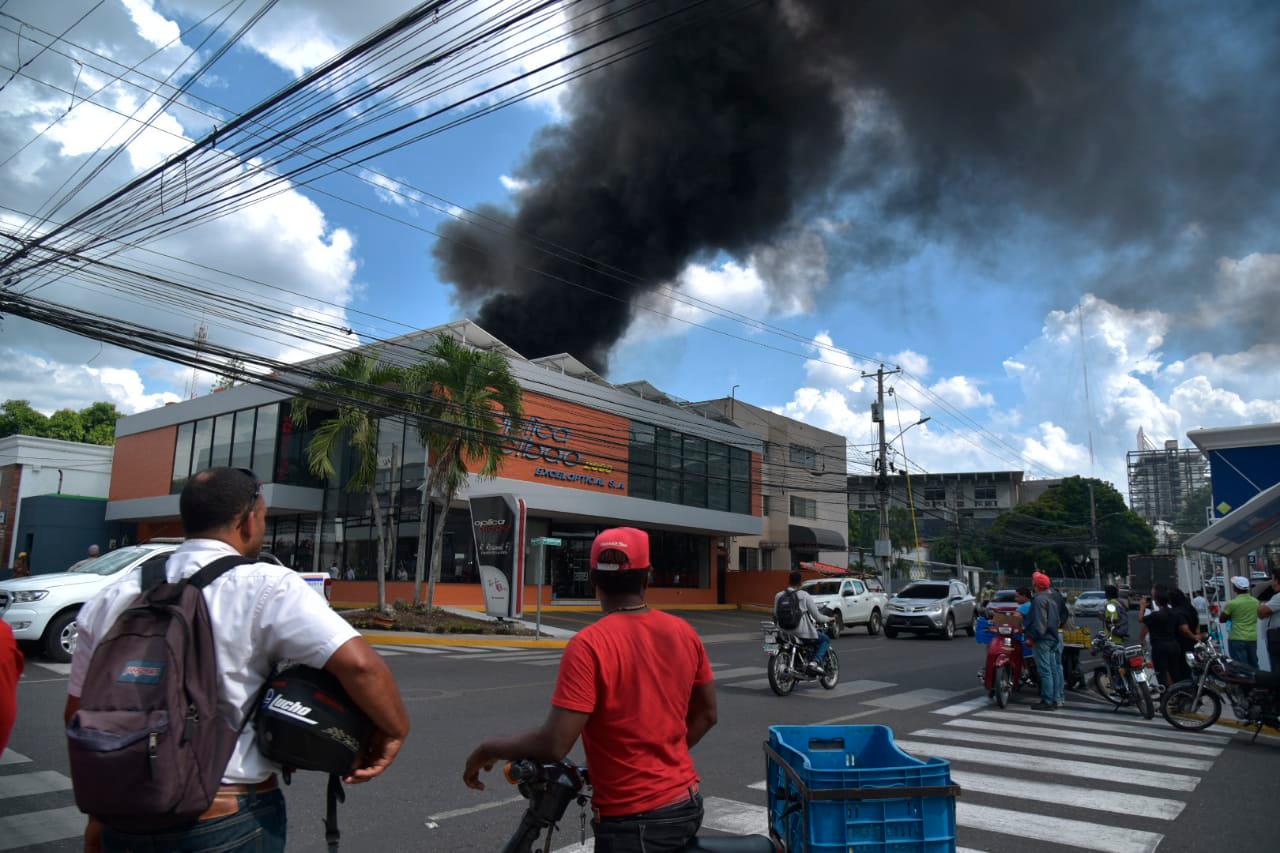Fuego afecta instalaciones de la Óptica Cibao.