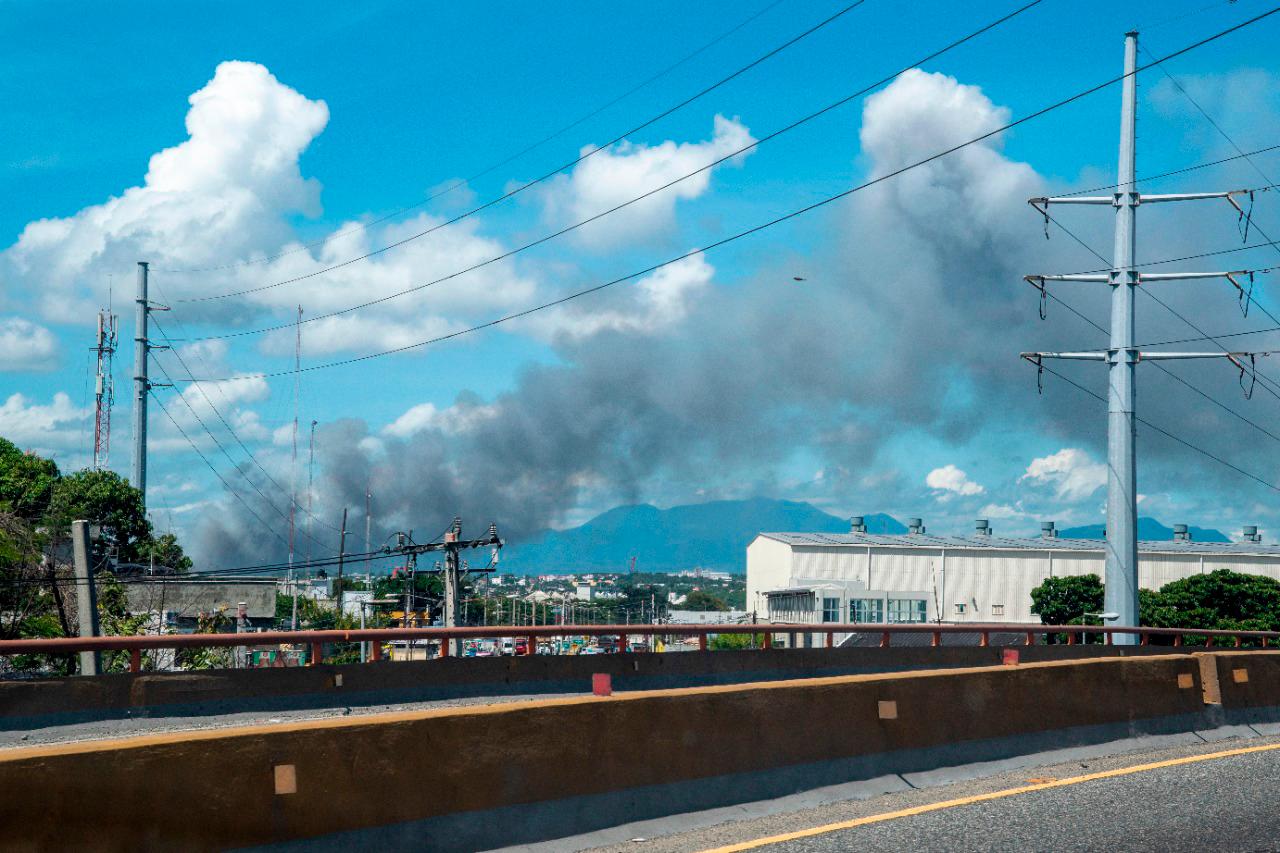 El humo del vertedero se extiende a la ciudad de Santo Domingo.