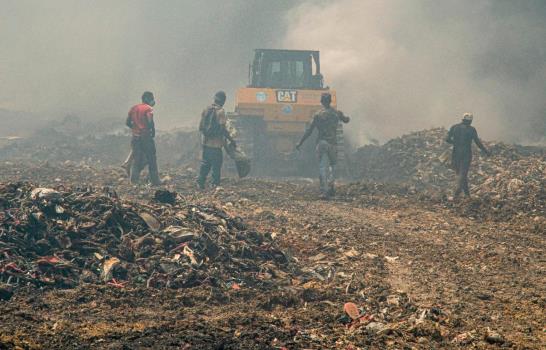 Buzos del vertedero de Haina desafían el peligro del fuego para escarbar por basura