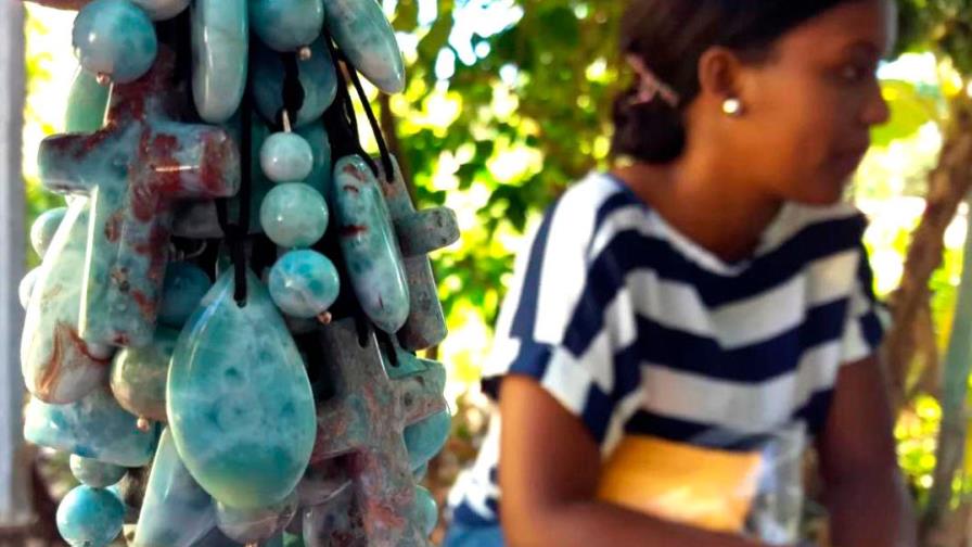 El toque femenino en la joyería de larimar