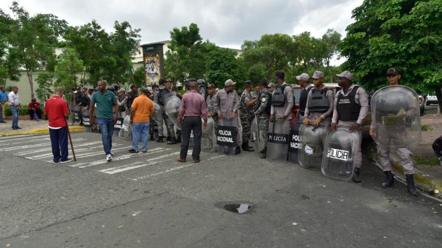 Tres heridos durante protesta entre empleados de la UASD y policías