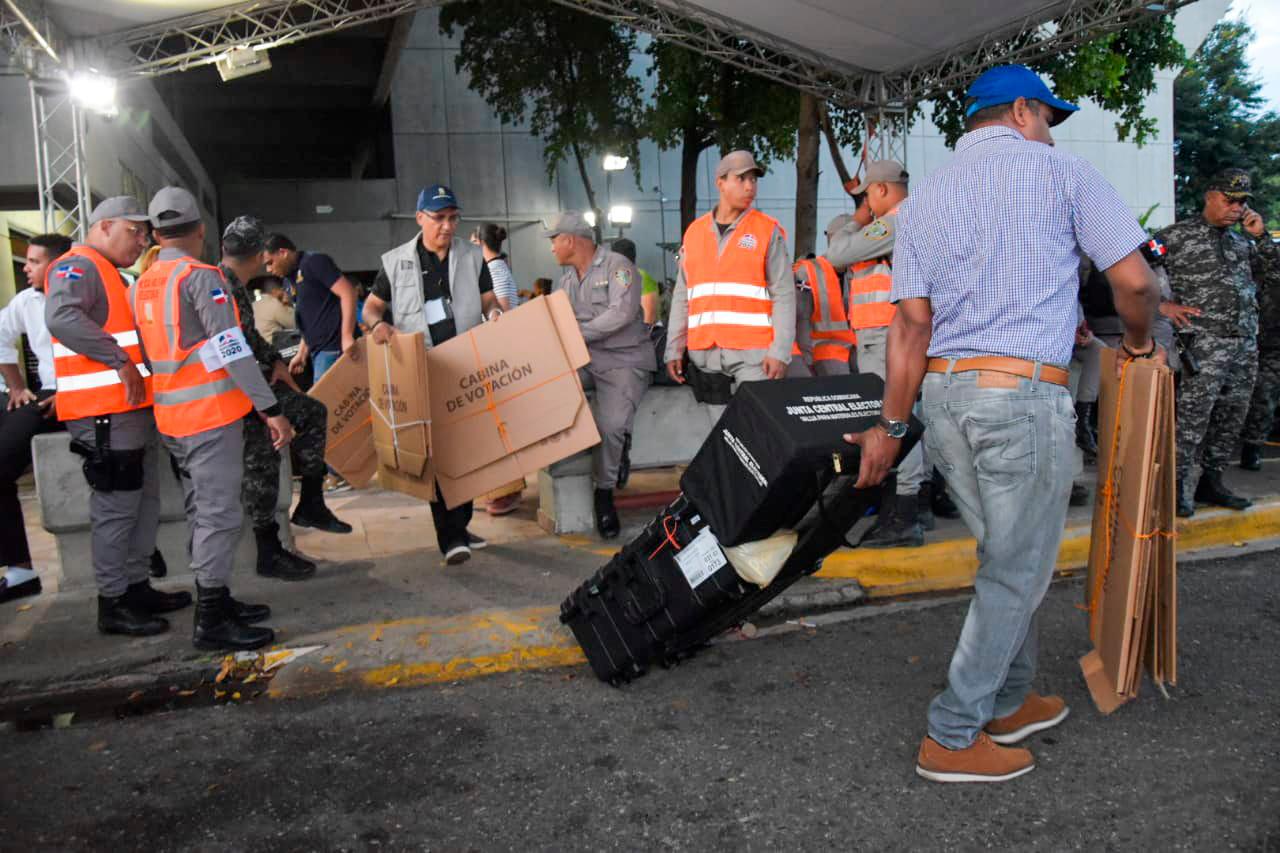 Policías electorales custodian el proceso. 