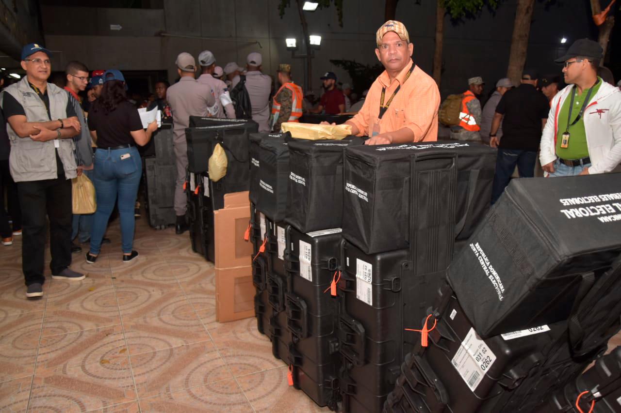 Técnicos de la Junta Central Electoral reparten los materiales que se usarán en las primarias. 