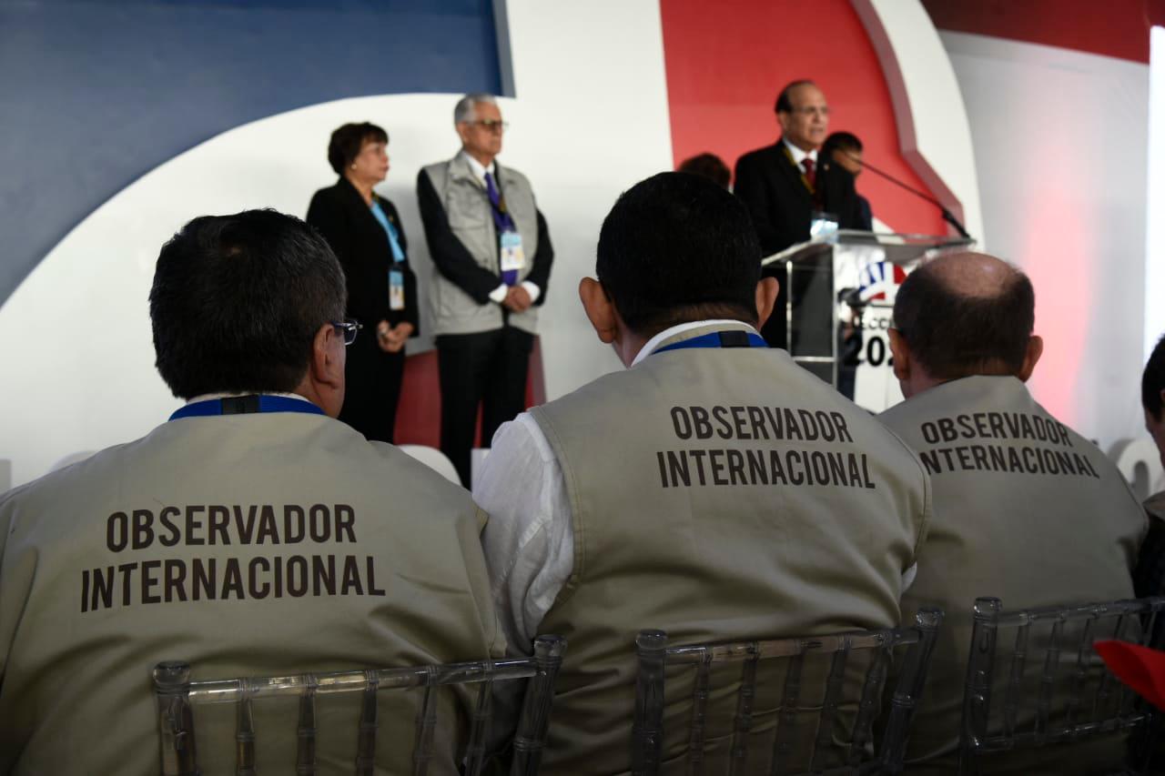 Observadores internacionales presentes en la rueda de prensa ofrecida por la JCE.
