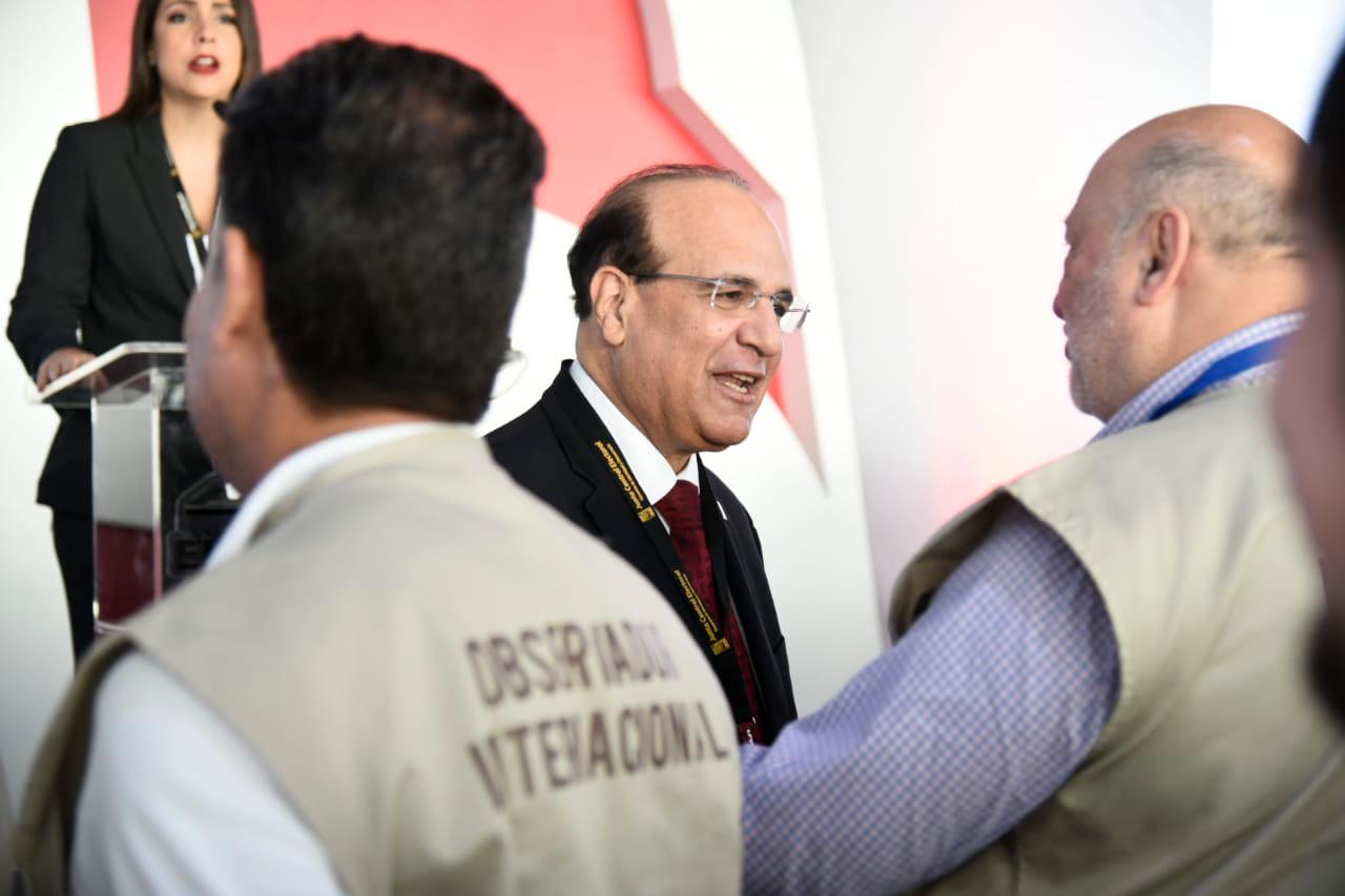 Presidente de la Junta Central Electoral (JCE), Julio César Castaños Guzmán, conversa con parte de los observadores internacionales presentes en este proceso de primarias simultáneas.