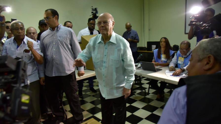 Hipólito Mejía emite su derecho al voto y espera “primarias sean una verdadera fiesta de la democracia”