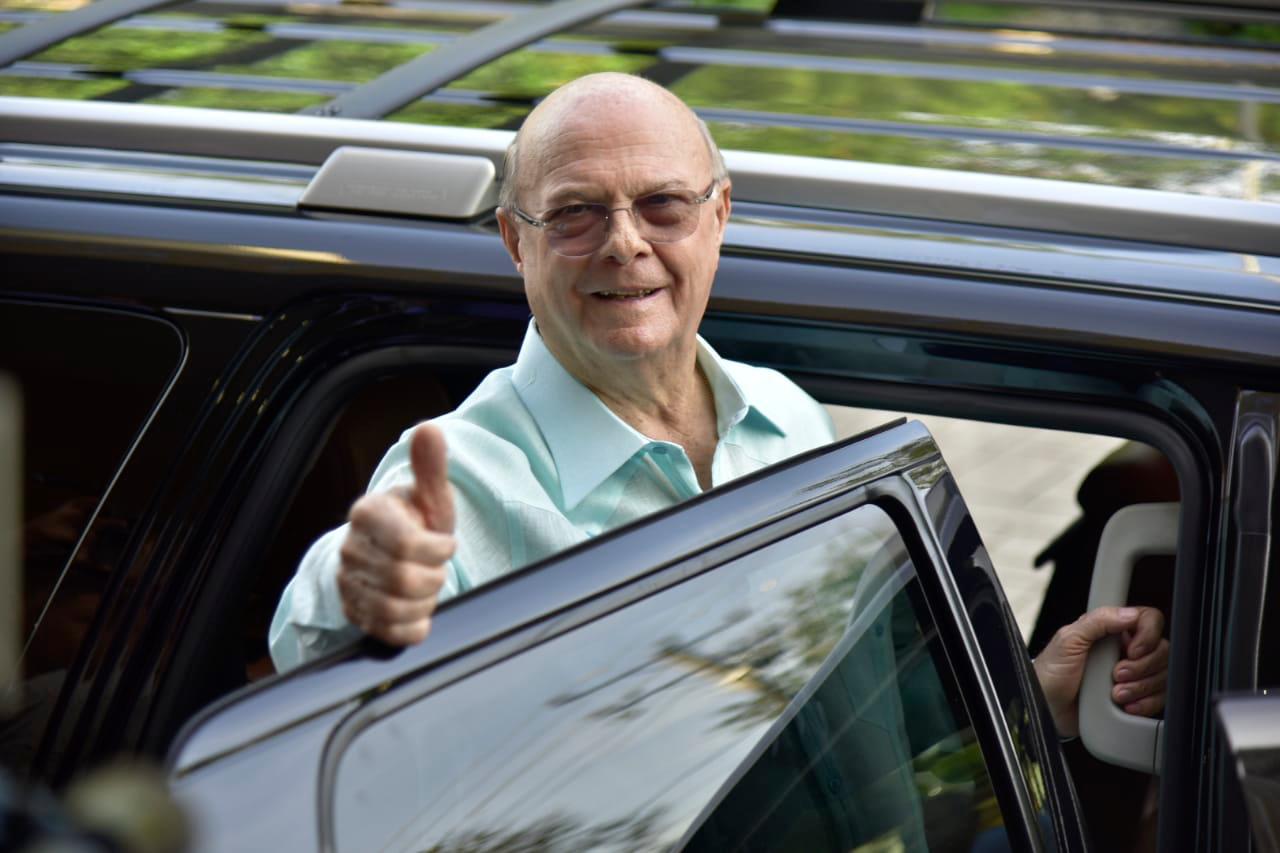 Hipólito Mejía fue el primero que votó en el recinto electoral ubicado en el Archivo General de la Nación.