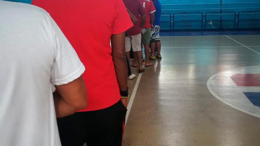 En los últimos minutos, cientos de personas acuden a votar En los últimos minutos, cientos de personas acuden a votar