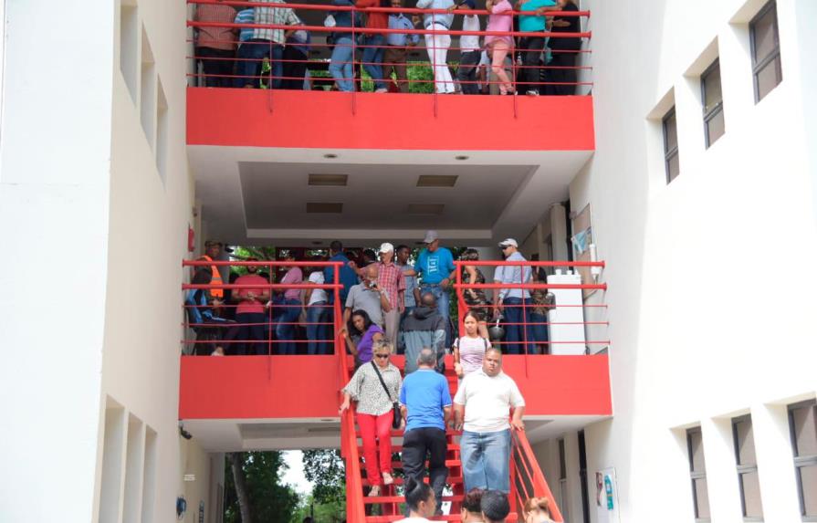 Decenas de votantes acuden a los centros electorales de Santo Domingo Norte