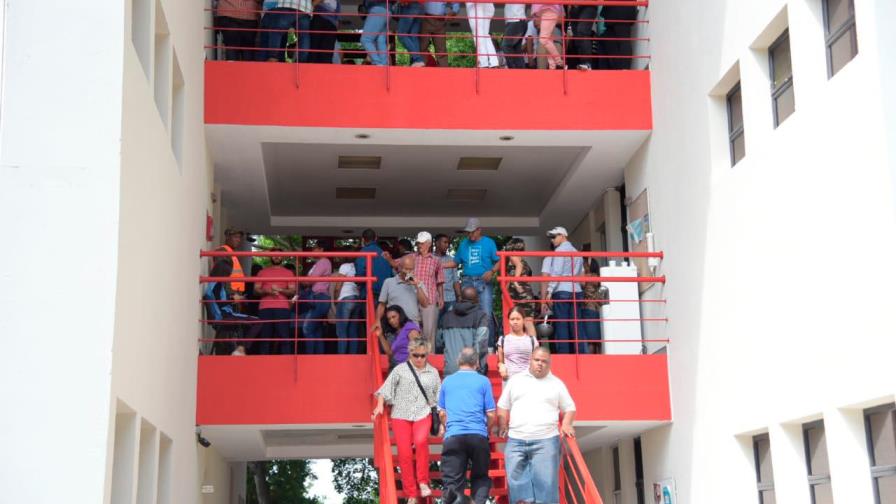 Decenas de votantes acuden a los centros electorales de Santo Domingo Norte