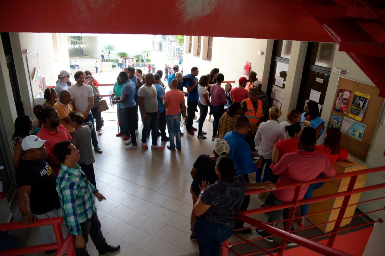 Decenas de personas acuden a los centros de votación