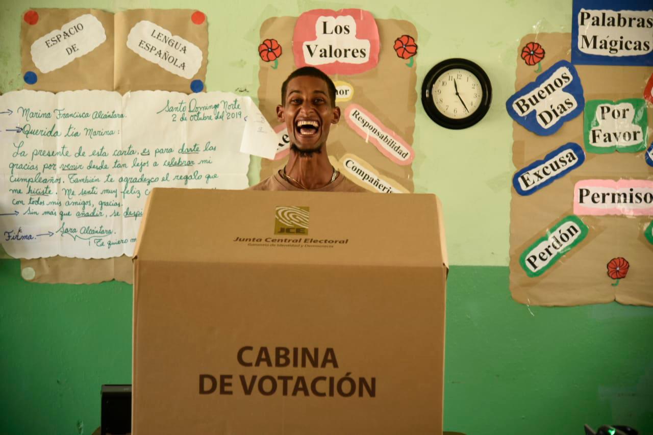 Un sujeto identificado como “el galáctico”, ejerce su derecho al voto este domingo. (Bayoan Freites)