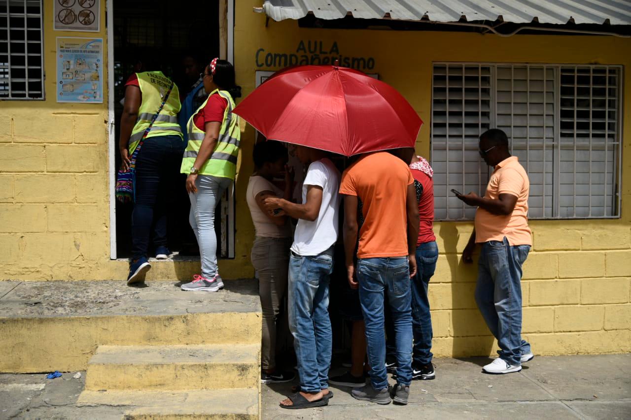 Fila en una escuela de La Victoria (Bayoan Freites)