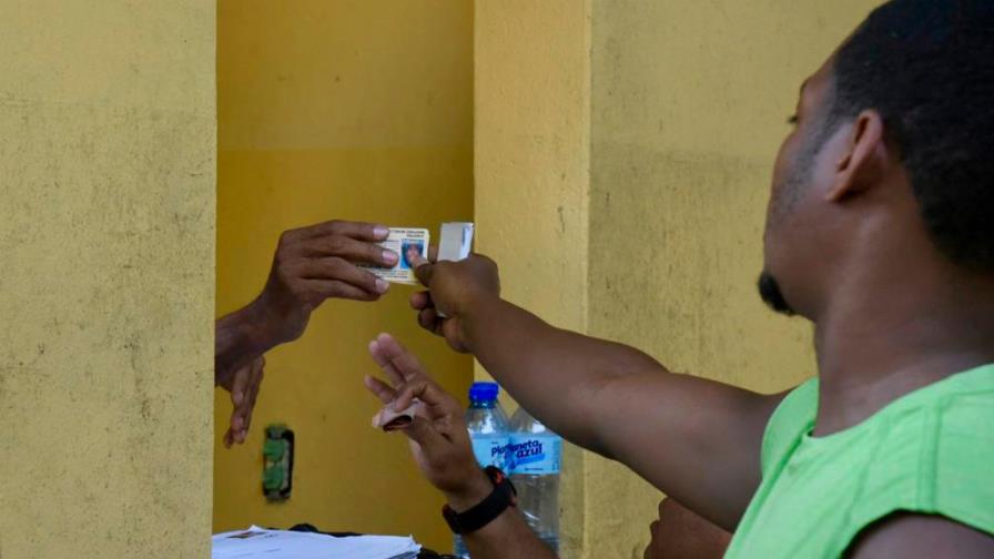 Ciudadanos denuncian compras de cédulas en Santo Domingo Oeste Ciudadanos denuncian compras de cédulas en Santo Domingo Oeste