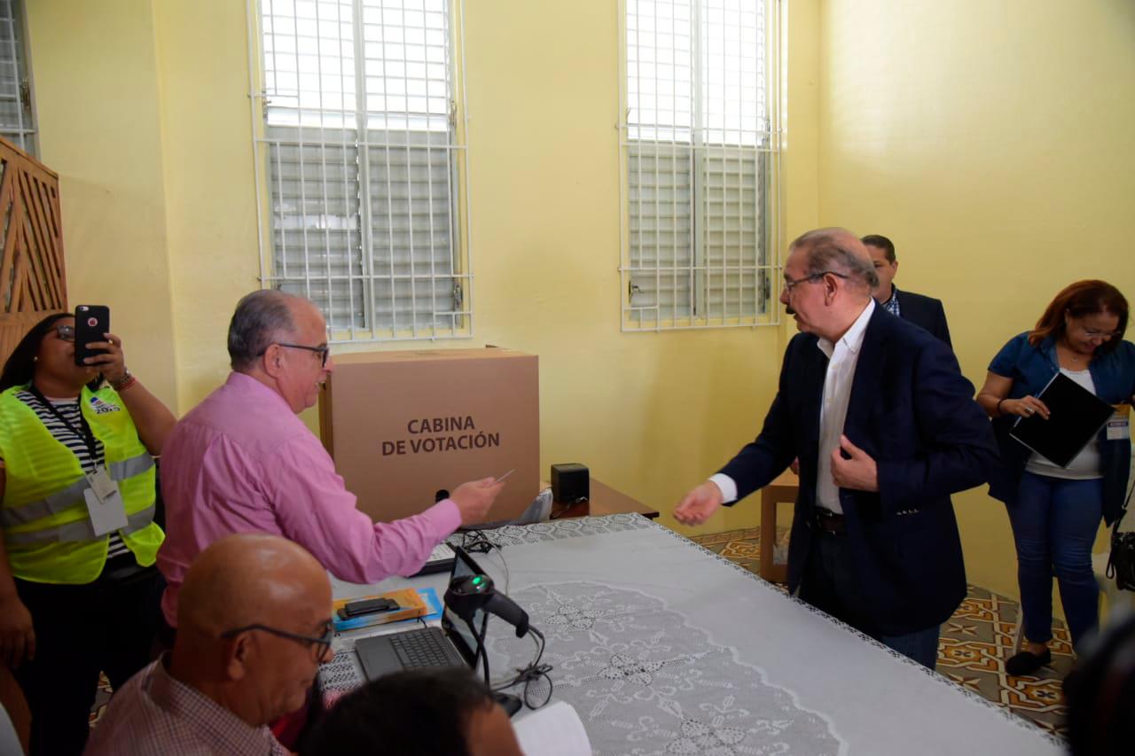 Medina acudió a votar acompañado de varios funcionarios. 