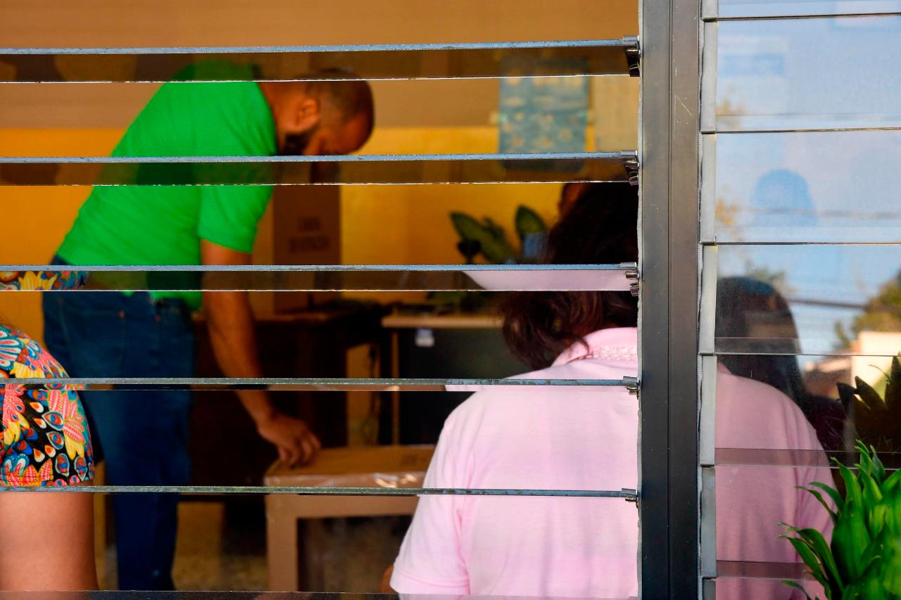 Mientras que con el correr  de los minutos más personas se forman para acceder al centro, donde se tiene previsto que vote la actual alcaldesa de San Juan de la Maguana, Hanoi Sánchez.